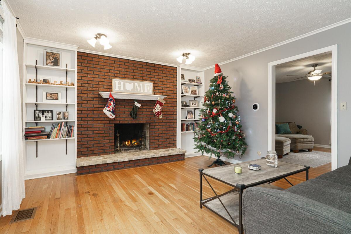 6386 Faircrest Road Columbus, OH 43229 - Photo 3 of 34 Living Room