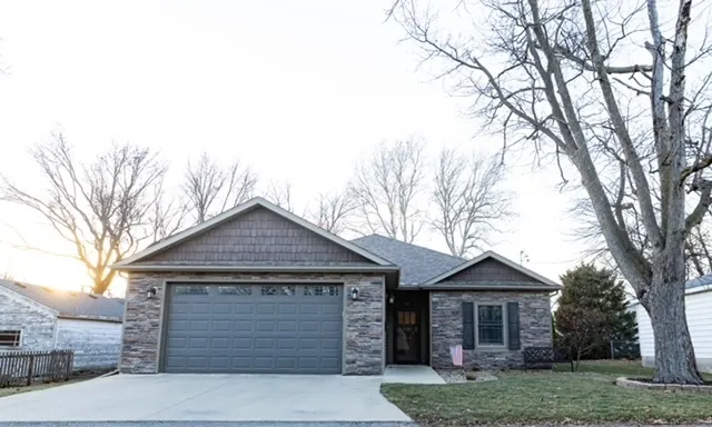 $229,900 | 413 South Moore Street, Clinton, IL 61727