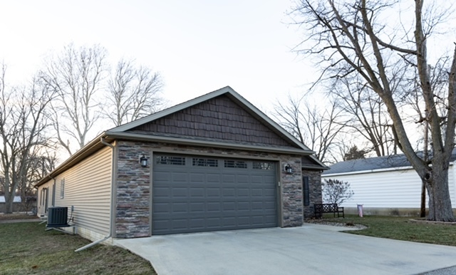 413 South Moore Street Clinton, IL 61727 - Photo 2 of 28