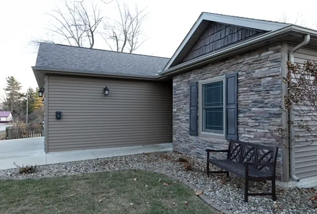 $229,900 | 413 South Moore Street, Clinton, IL 61727