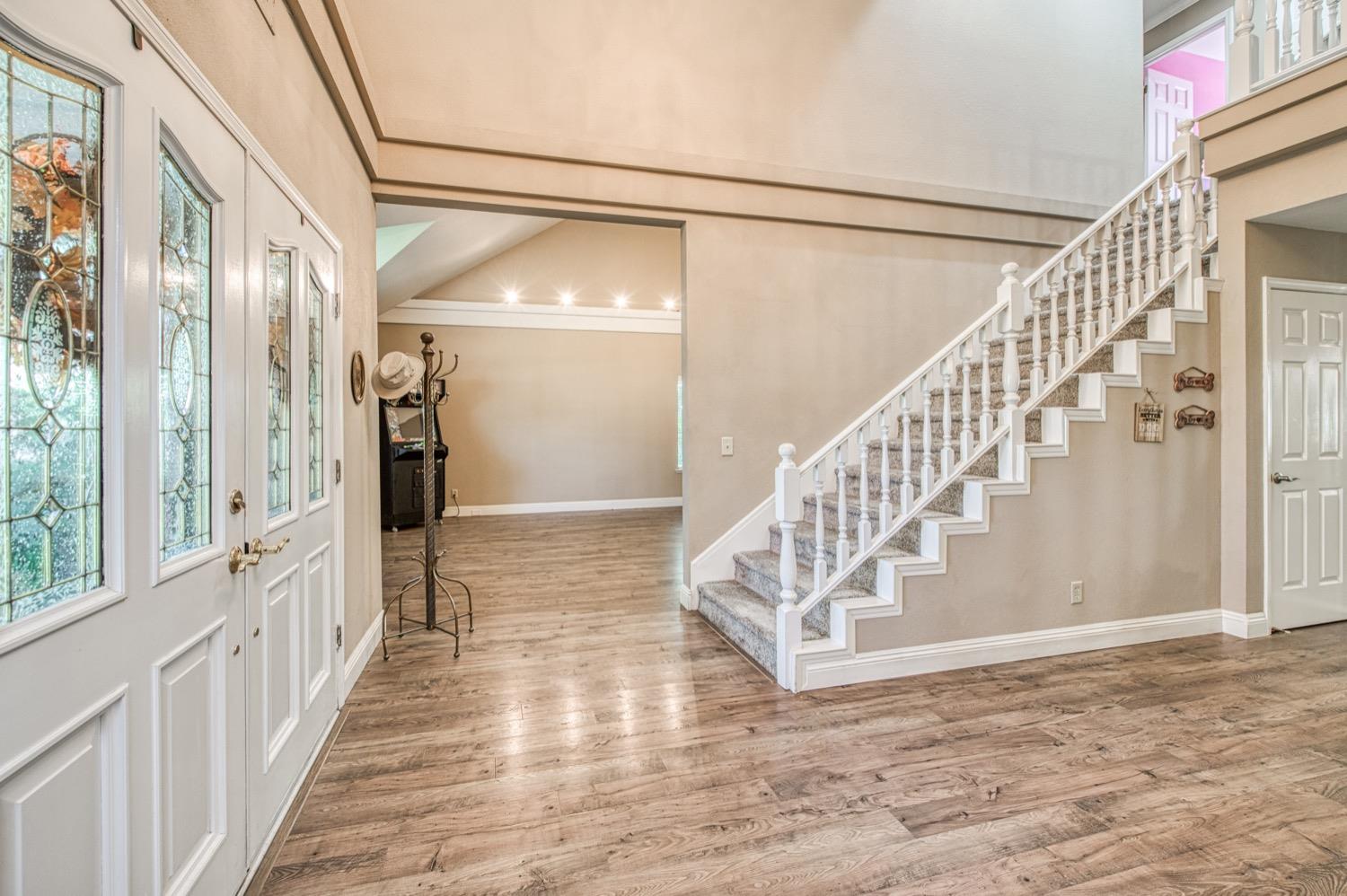 205 West Ridgepoint Drive Fresno, CA 93711 - Photo 6 of 49 a view of entryway