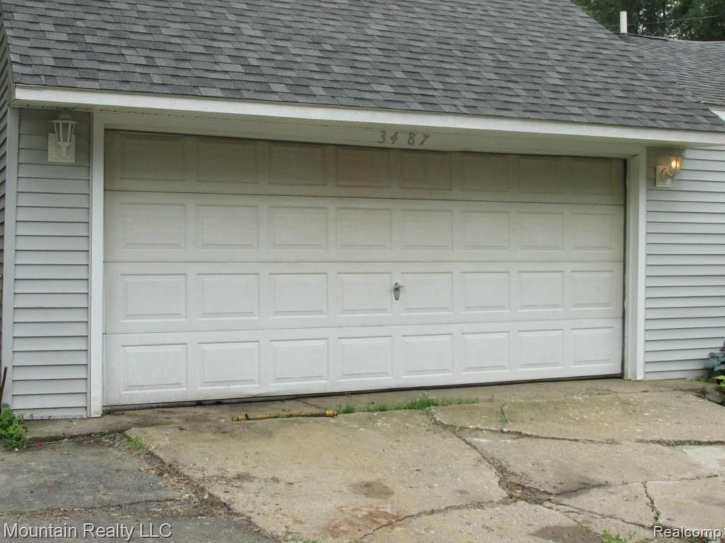 3487 Lexington Road Waterford, MI 48328 - Photo 2 of 14 TWO CAR PLUS GARAGE