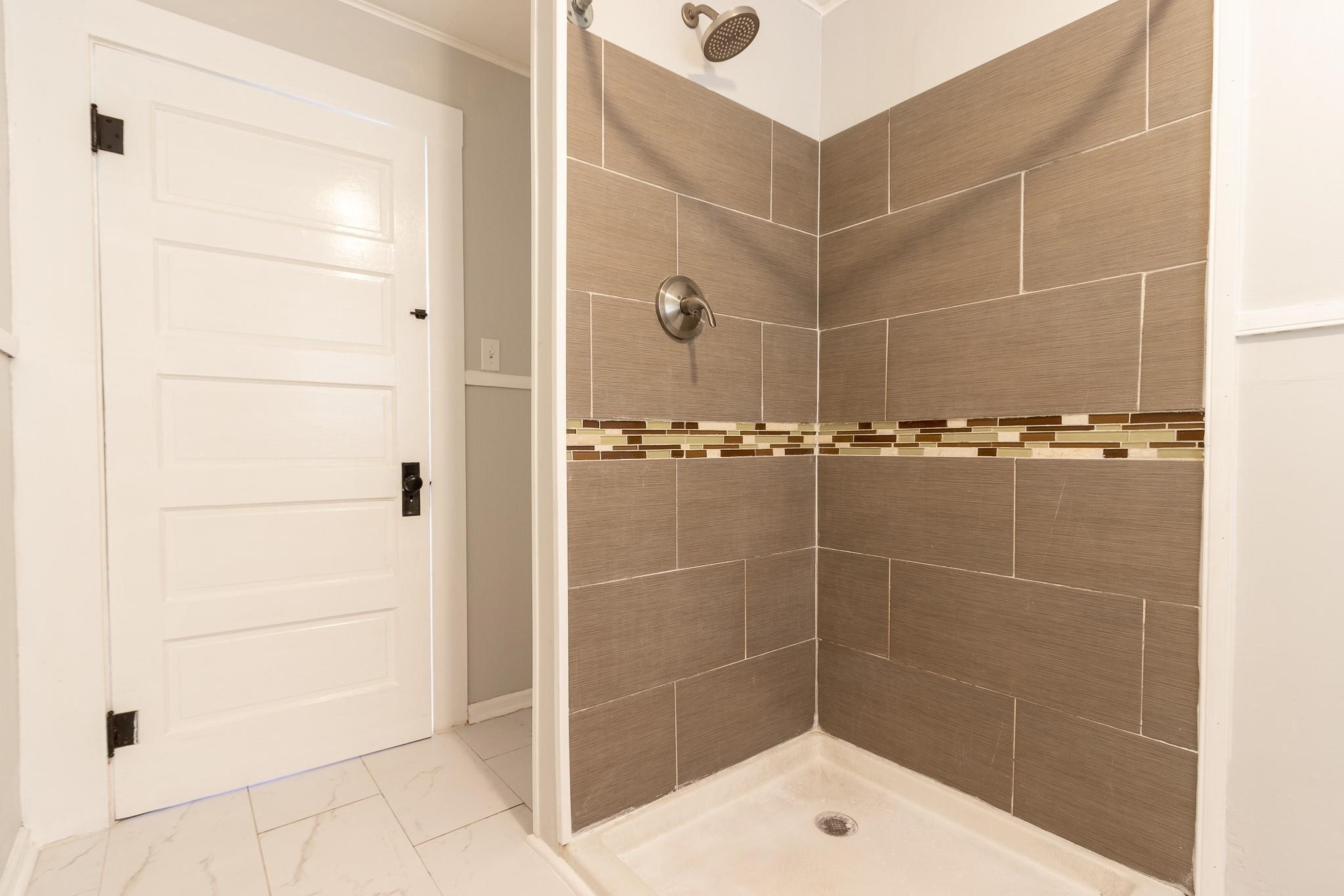 308 West Sidnor Street Alvin, TX 77511 - Photo 13 of 17 Stand-up shower