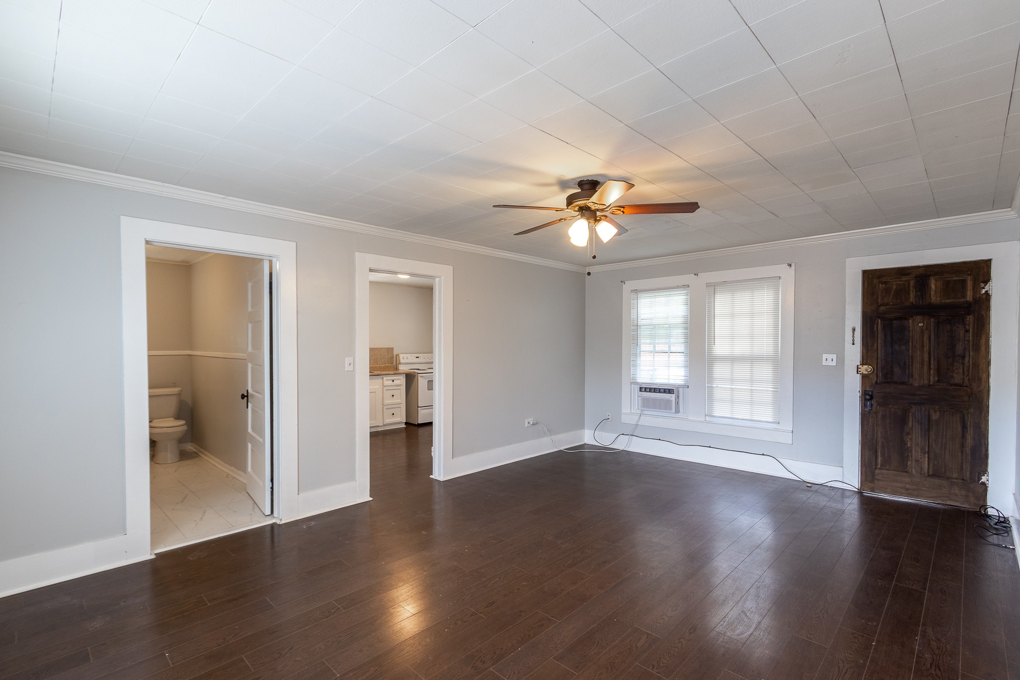 308 West Sidnor Street Alvin, TX 77511 - Photo 4 of 17 Laminate flooring throughout.