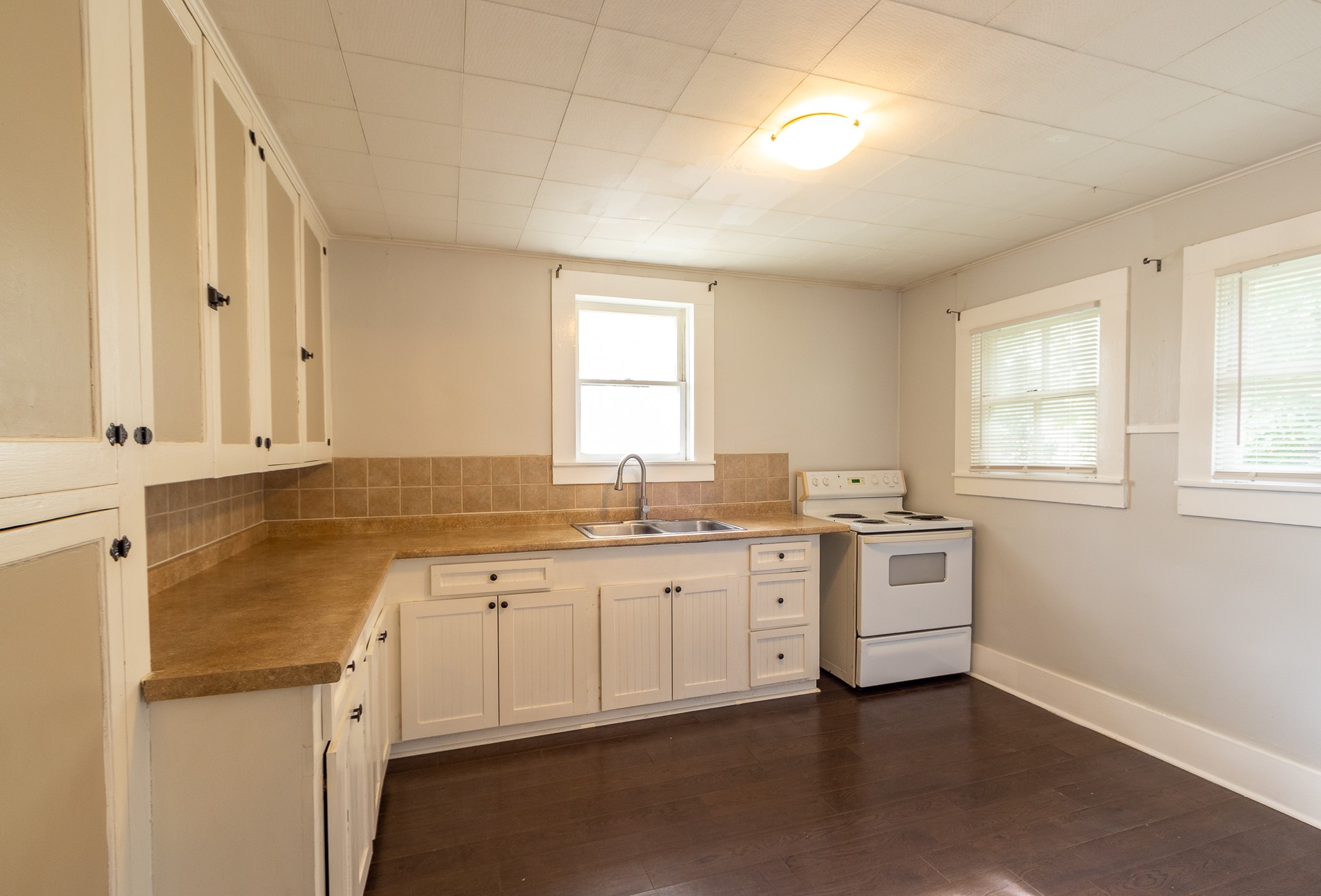 308 West Sidnor Street Alvin, TX 77511 - Photo 6 of 17 Kitchen equipped with stove