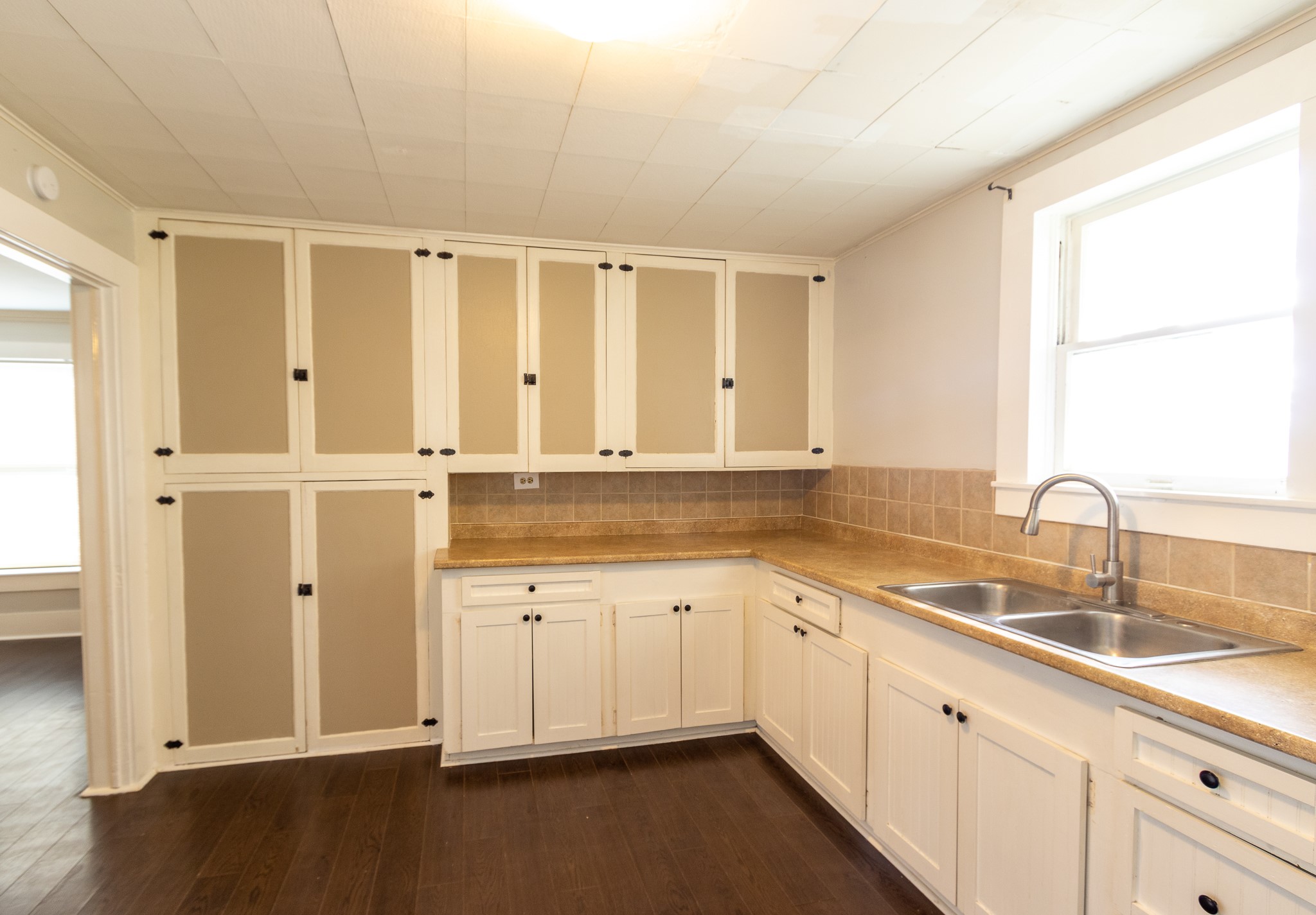 308 West Sidnor Street Alvin, TX 77511 - Photo 7 of 17 Lots of cabinet space