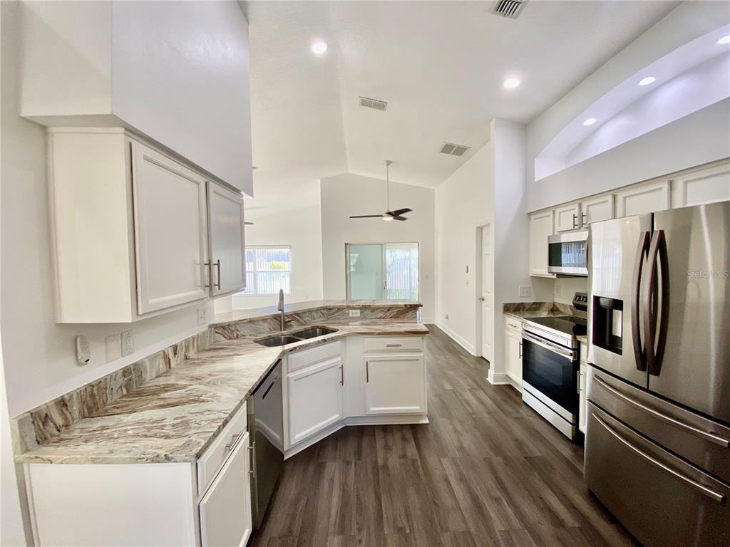 10264 Oak Crest Road Orlando, FL 32829 - Photo 7 of 38