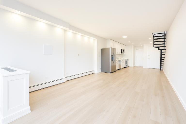 507 East 80th Street, Unit PH8R Manhattan, NY 10075 - Photo 3 of 22 a view of an empty room