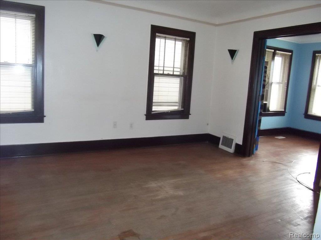34 Alexander Street River Rouge, MI 48218 - Photo 16 of 23 TYE'S ALEXANDER 021