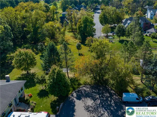 a view of a yard with an trees