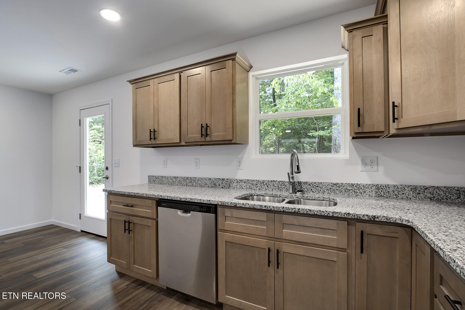 181 Lakeshore Lane Decatur, TN 37322 - Photo 14 of 43 14_LakeshoreLane_181_Kitchen03