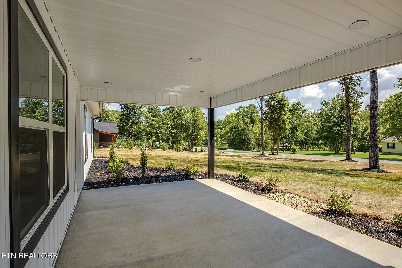 181 Lakeshore Lane Decatur, TN 37322 - Photo 4 of 43 04_LakeshoreLane_181_FrontPorch02