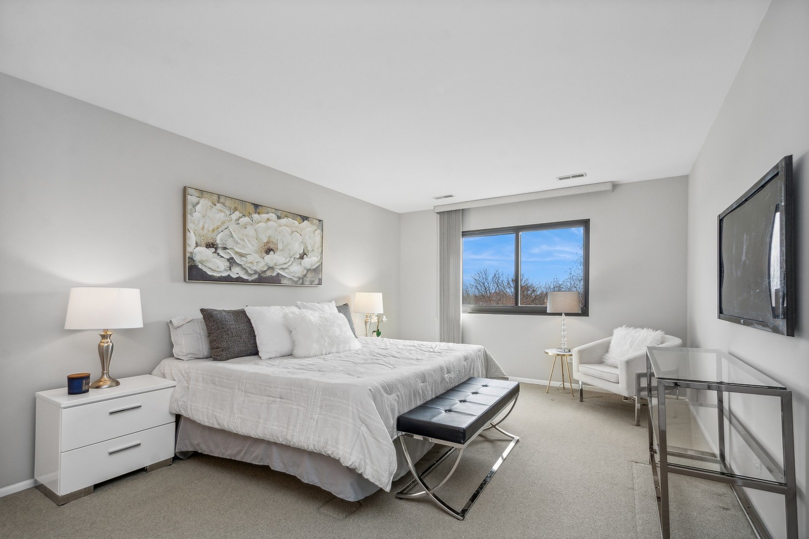 7200 North Ridge Boulevard, Unit 4E Chicago, IL 60645 - Photo 11 of 21 a bedroom with furniture and a painting on the wall