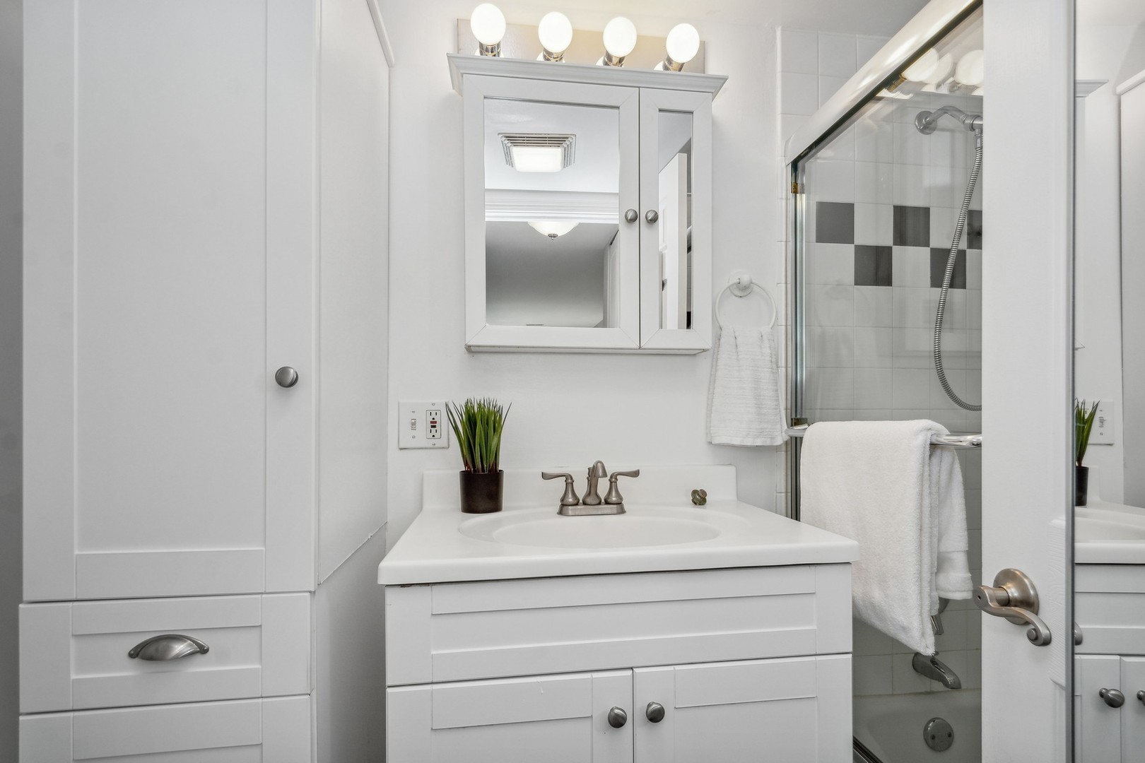 7200 North Ridge Boulevard, Unit 4E Chicago, IL 60645 - Photo 13 of 21 a bathroom with a sink and a mirror