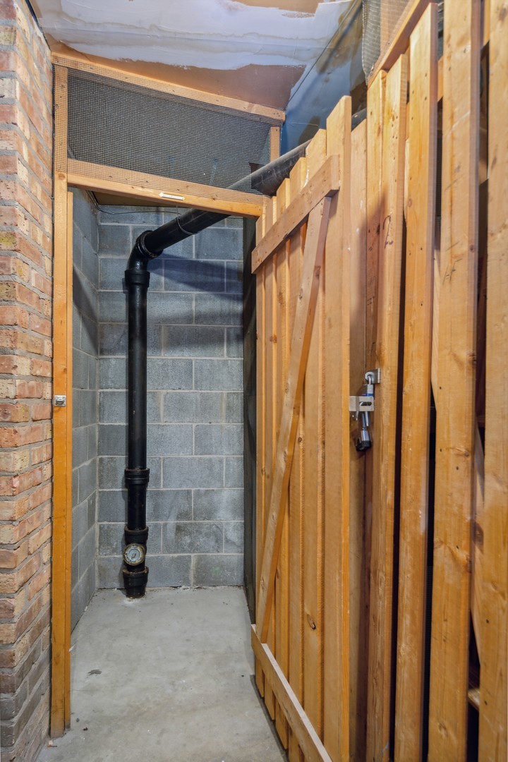 7200 North Ridge Boulevard, Unit 4E Chicago, IL 60645 - Photo 20 of 21 a view of a wooden door