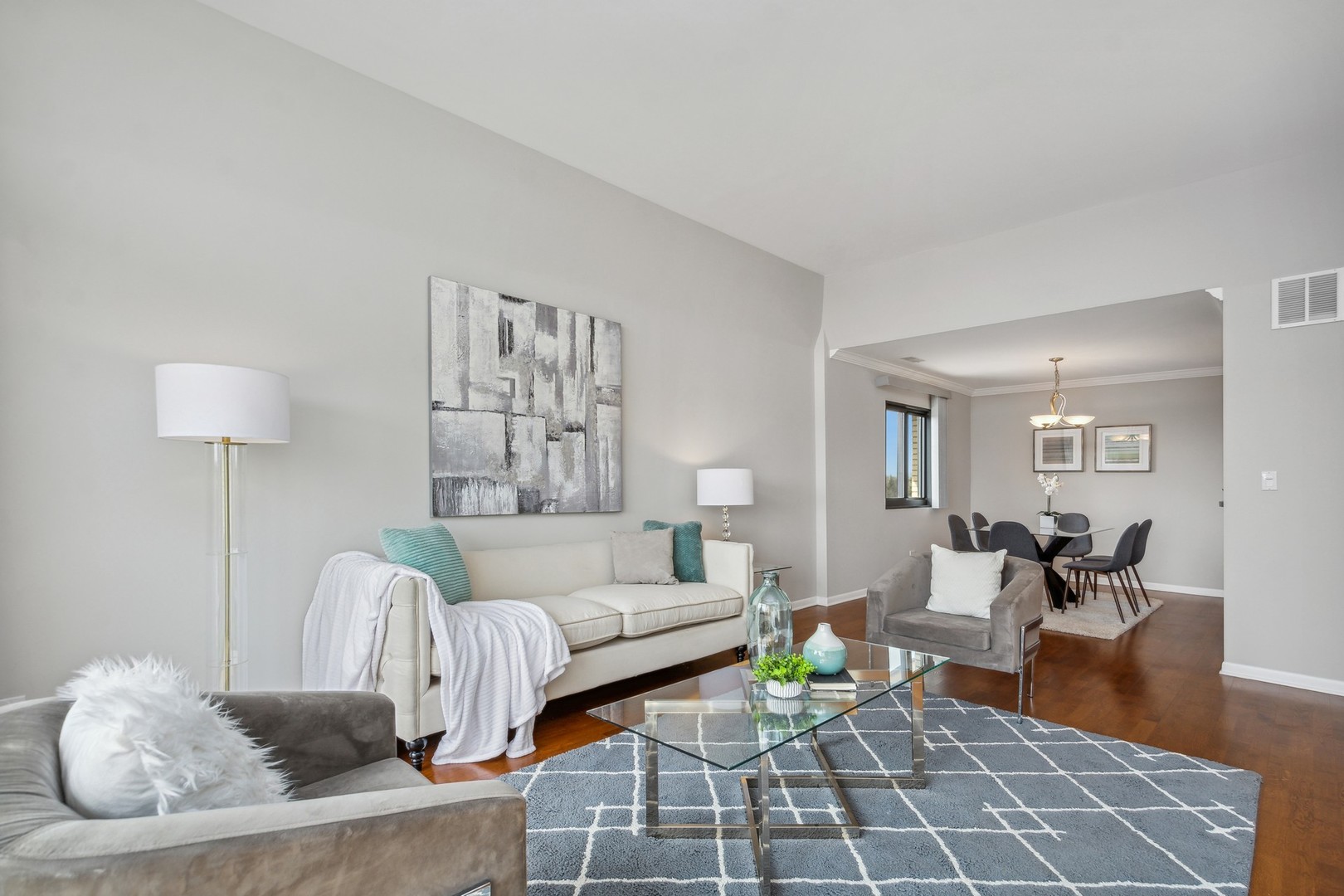 7200 North Ridge Boulevard, Unit 4E Chicago, IL 60645 - Photo 5 of 21 a living room with furniture and a lamp