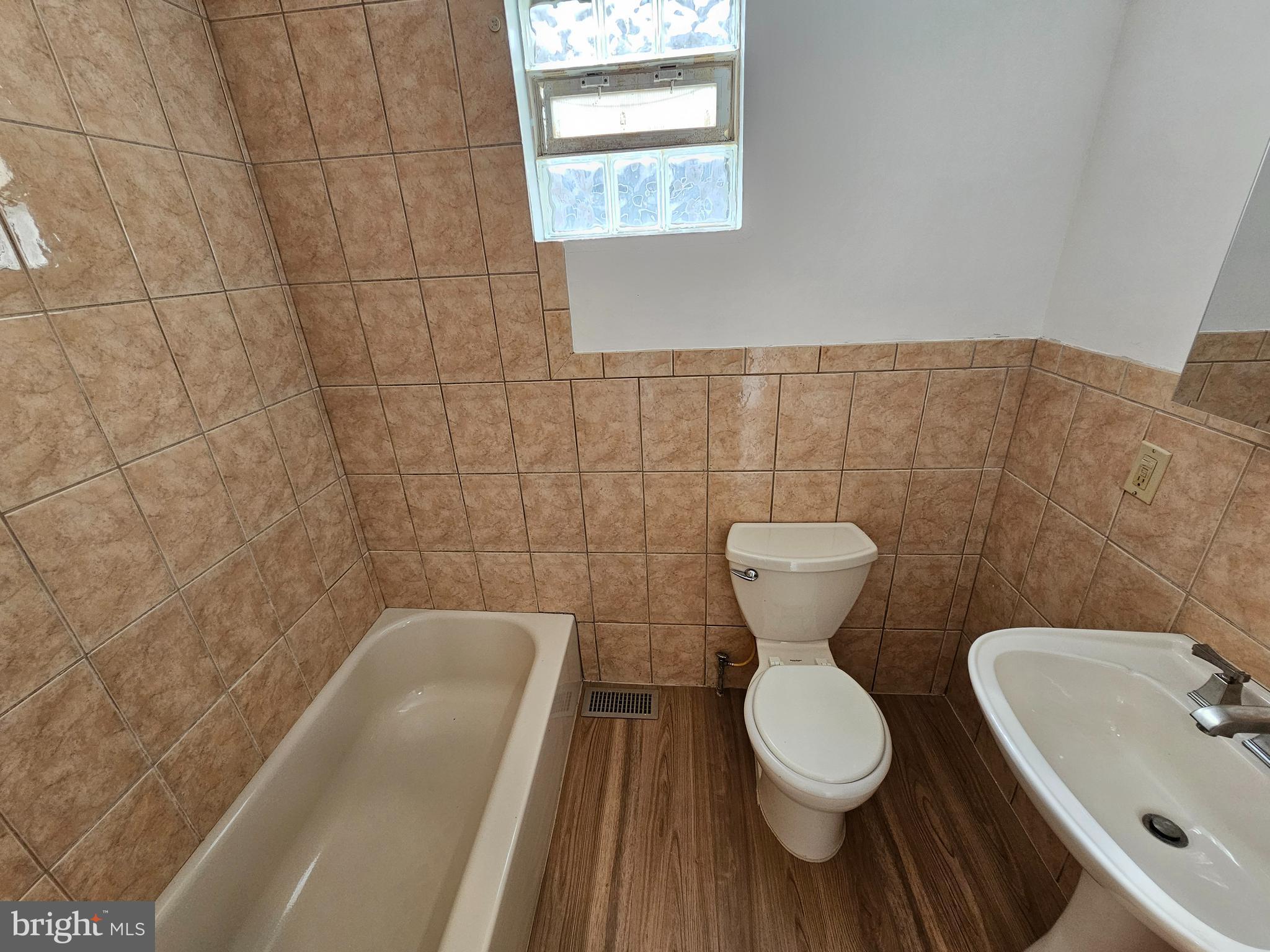 1922 Tasker Street Philadelphia, PA 19145 - Photo 30 of 37 2nd level hall bathroom