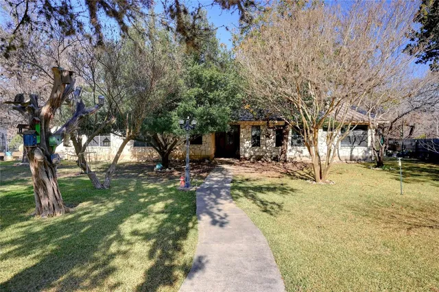a view of yard with tree