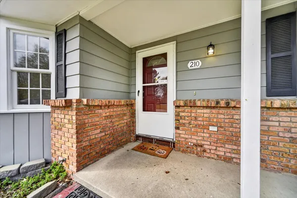 $279,900 | 210 Chanticleer Trail, Lansing, MI 48917