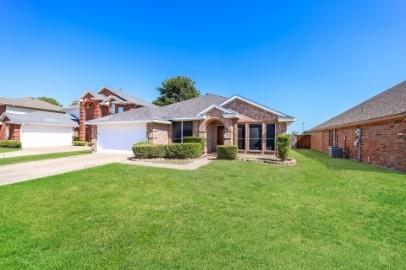 2100 Cantura Drive Mesquite, TX 75181 - Photo 10 of 10 a front view of a house with yard and green space