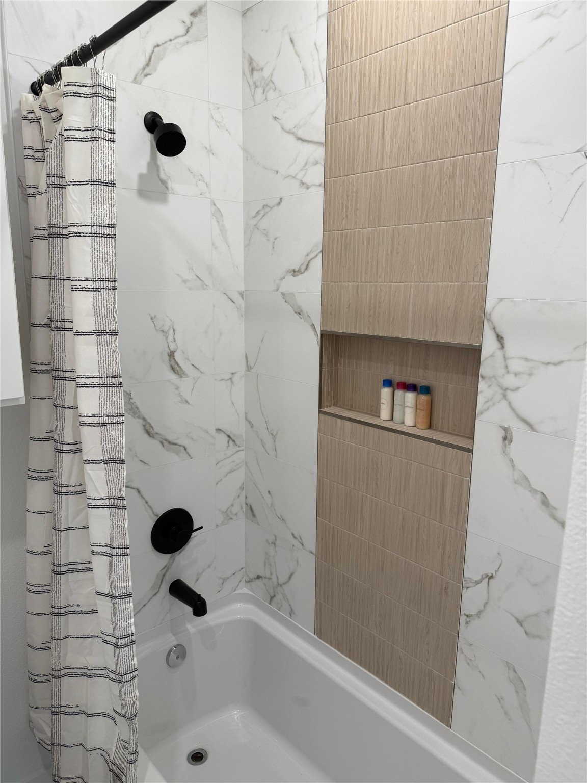 11621 Waldemar Drive Houston, TX 77077 - Photo 15 of 17 a bathroom with a bathtub