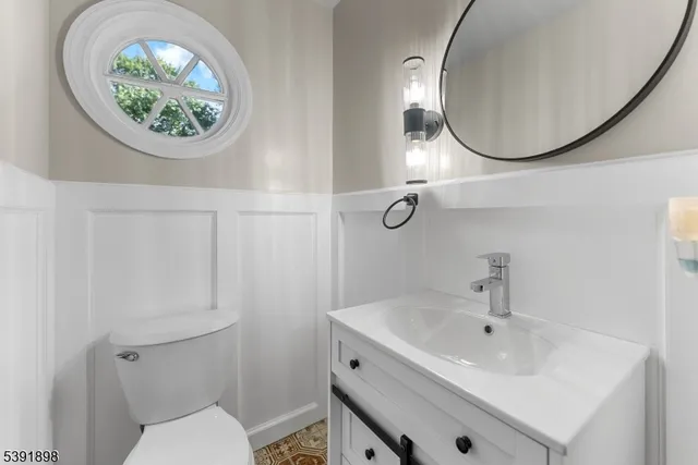 a view of empty room with window