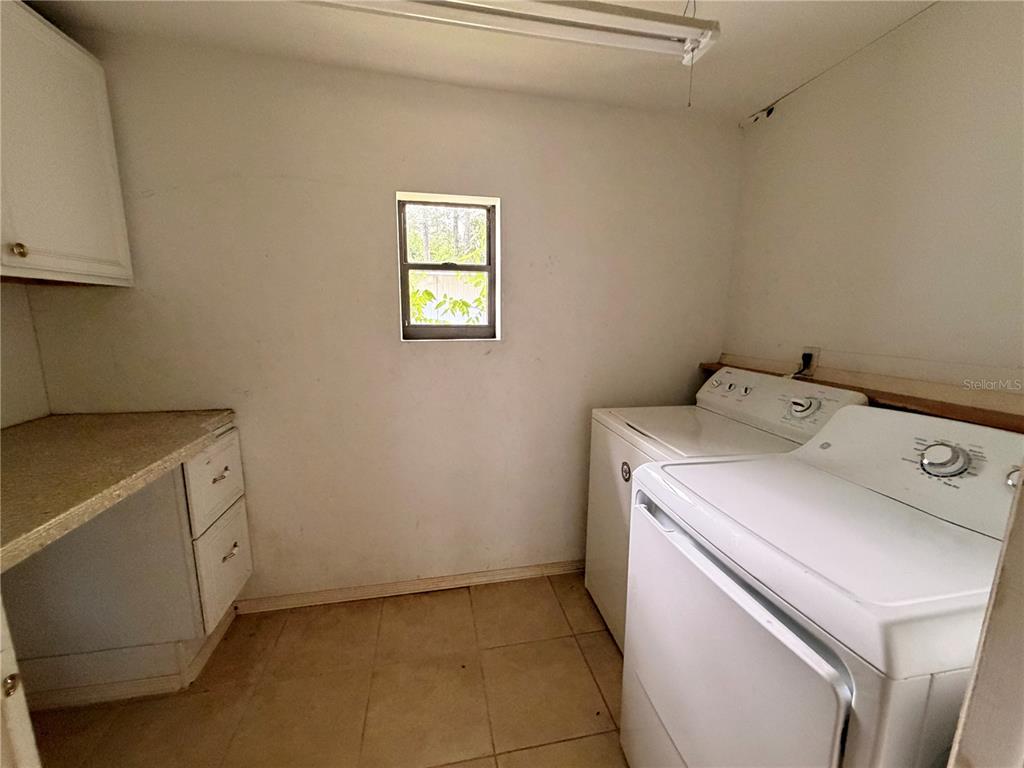 24021 Armadillo Road Astor, FL 32102 - Photo 24 of 38 a utility room with dryer and washer