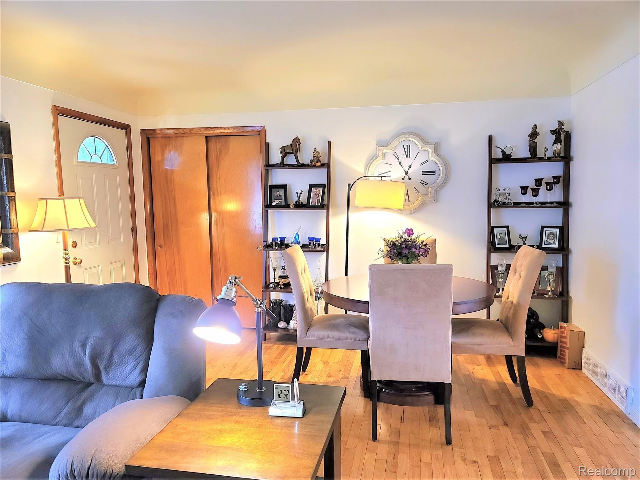 10108 Potter Road Flushing, MI 48433 - Photo 9 of 21 Potter Living 4.jpg