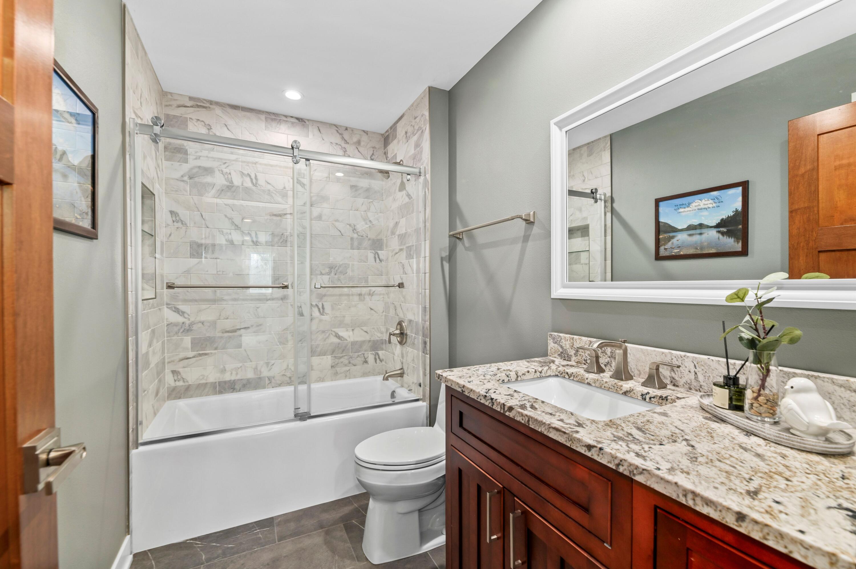 6714 Burma Road Waterford, WI 53185 - Photo 32 of 58 Upstairs Full Bathroom