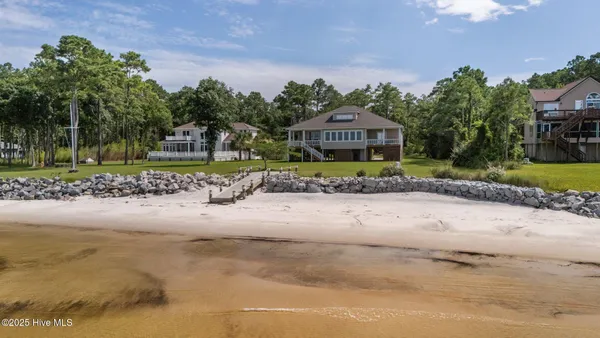 $999,900 | 522 Sandy Point Drive, Beaufort, NC 28516