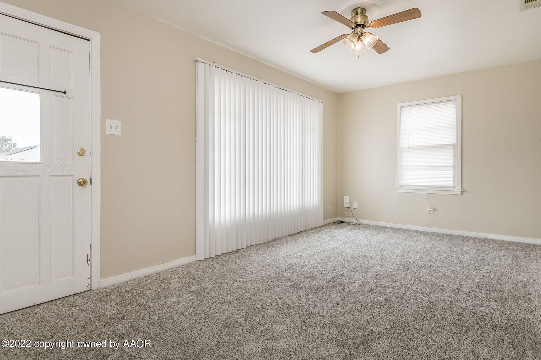 1408 Southwest 46th Avenue Amarillo, TX 79110 - Photo 3 of 13 Living Room
