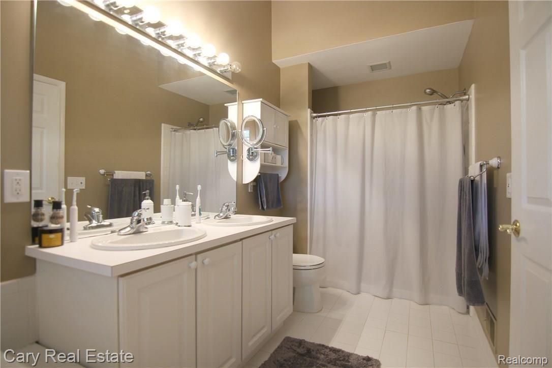 337 Timber Ridge Drive Highland, MI 48357 - Photo 13 of 30 Timber Ridge Dr Master Bath.jpg