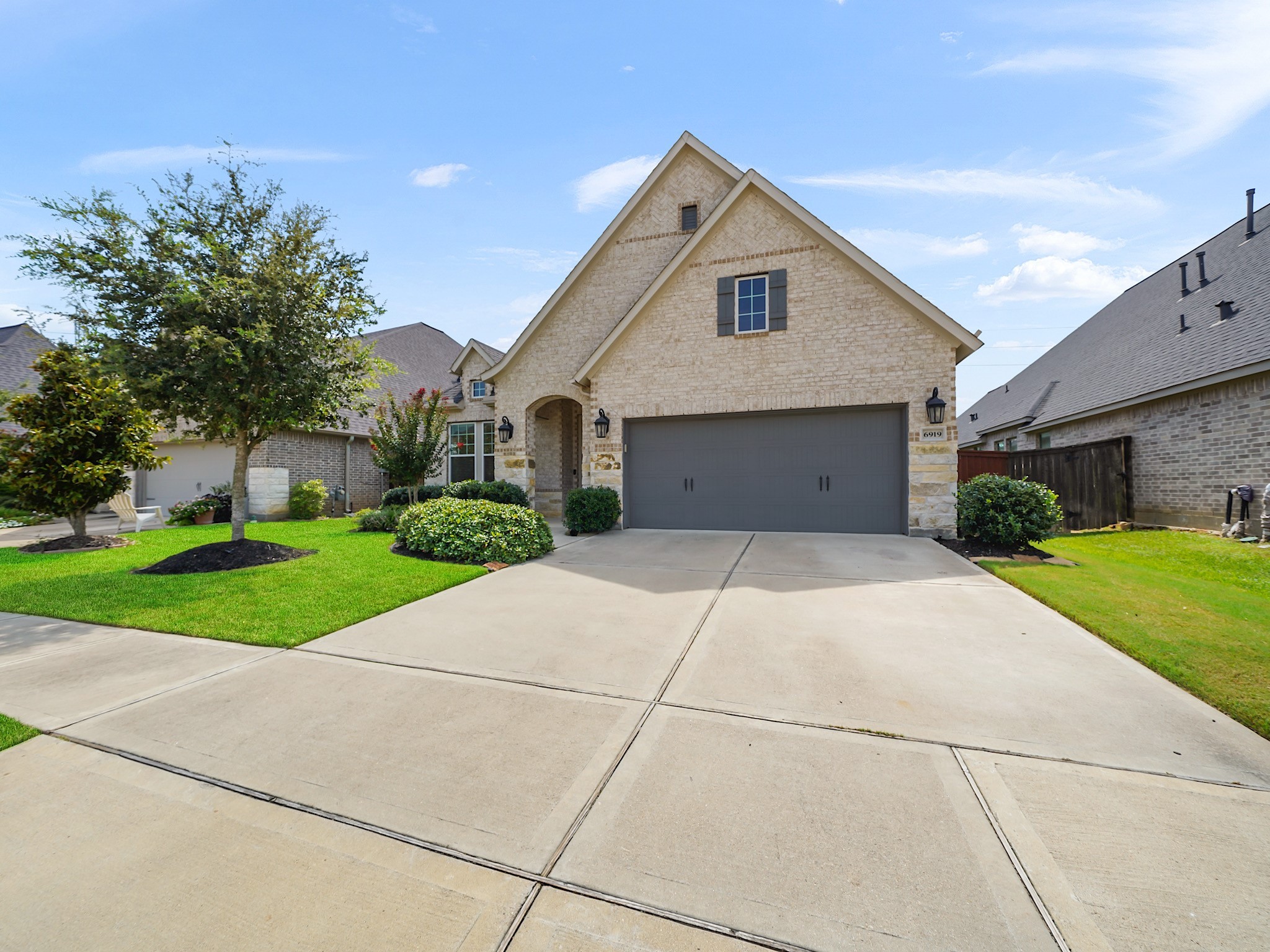 6919 Myrtle Drive Katy, TX 77493 - Photo 3 of 38 a front view of house with yard and green space