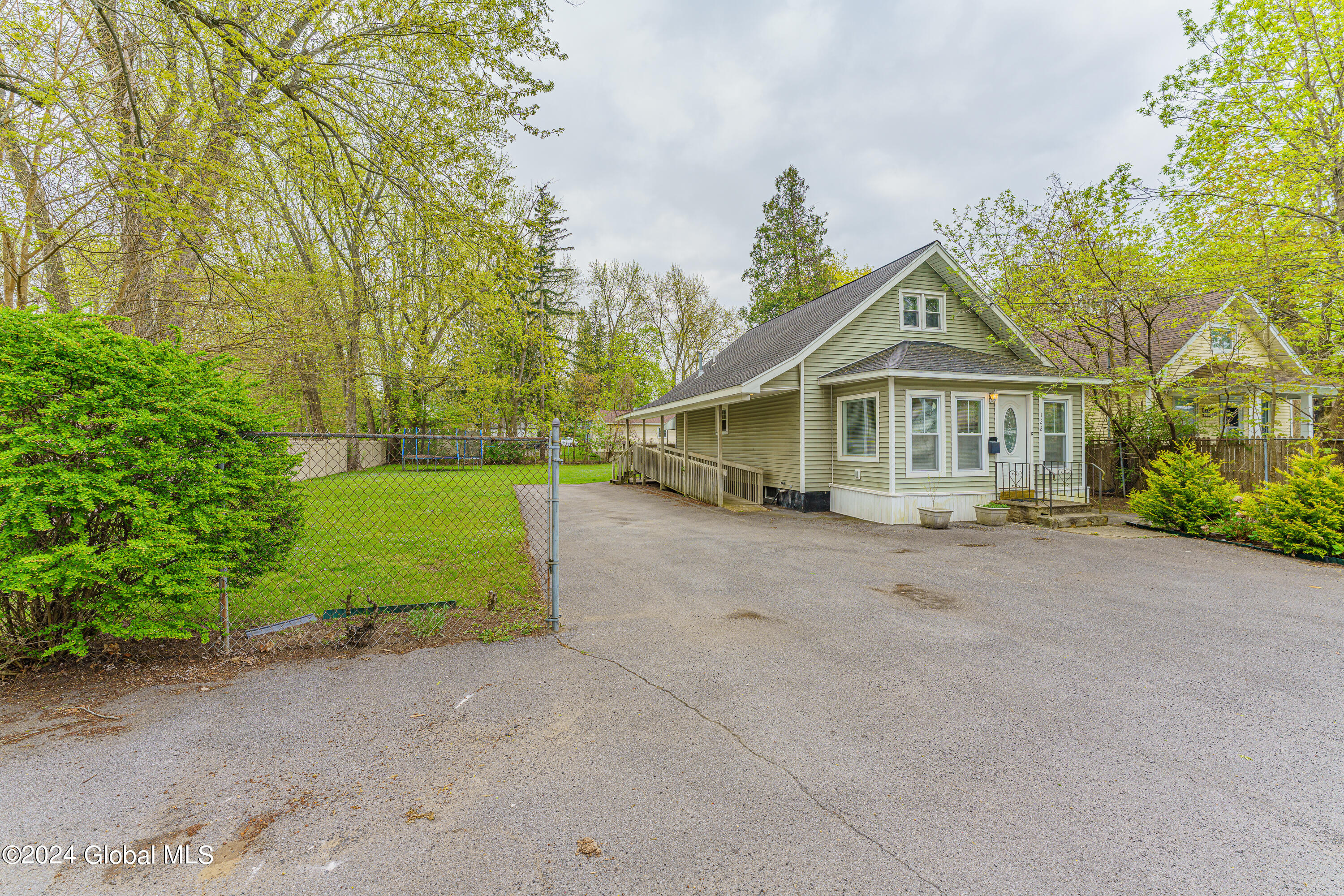 122 Gifford Road Schenectady, NY 12304 - Photo 1 of 38 0 Front 3