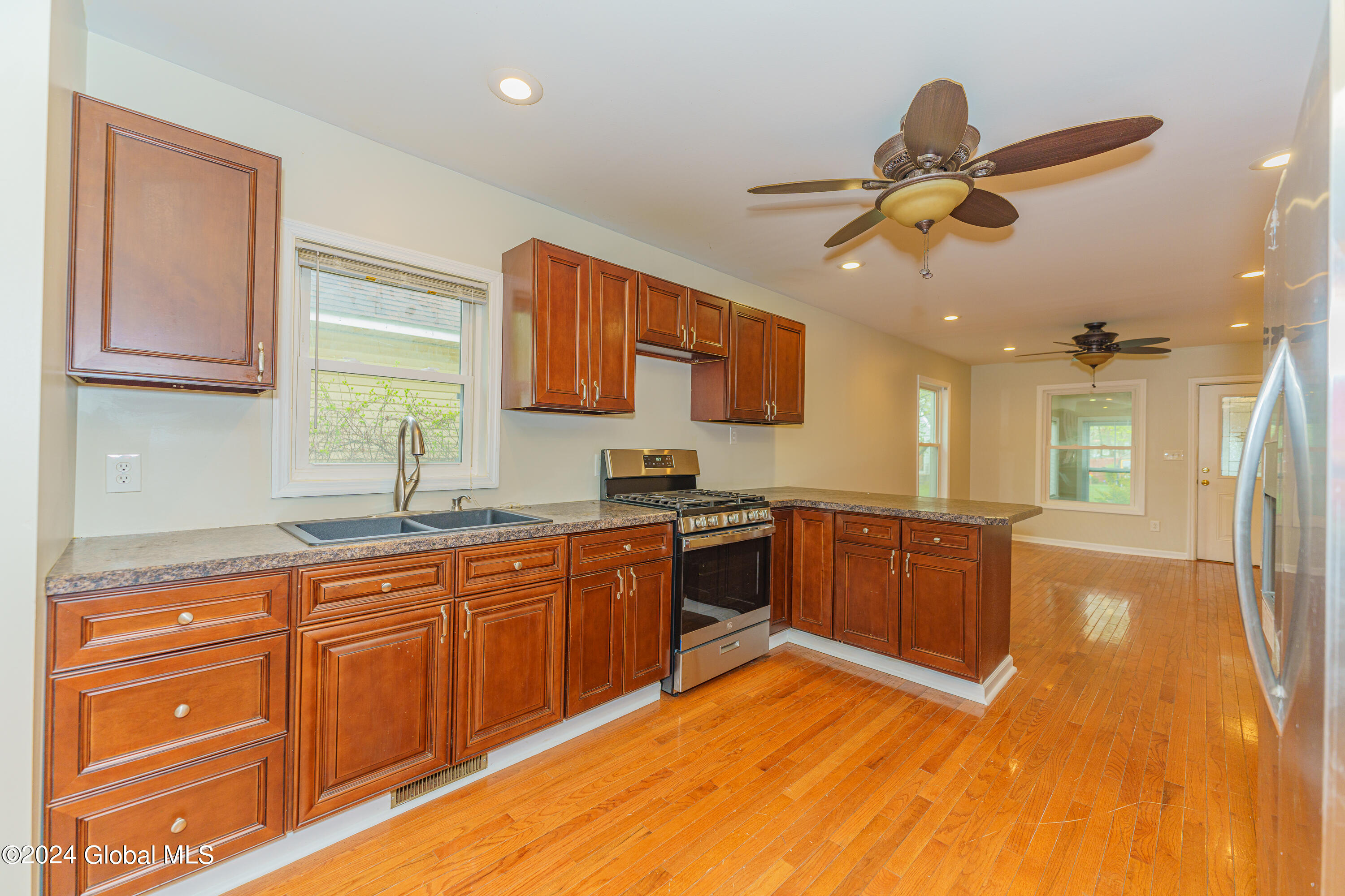 122 Gifford Road Schenectady, NY 12304 - Photo 13 of 38 3 Kitchen 4