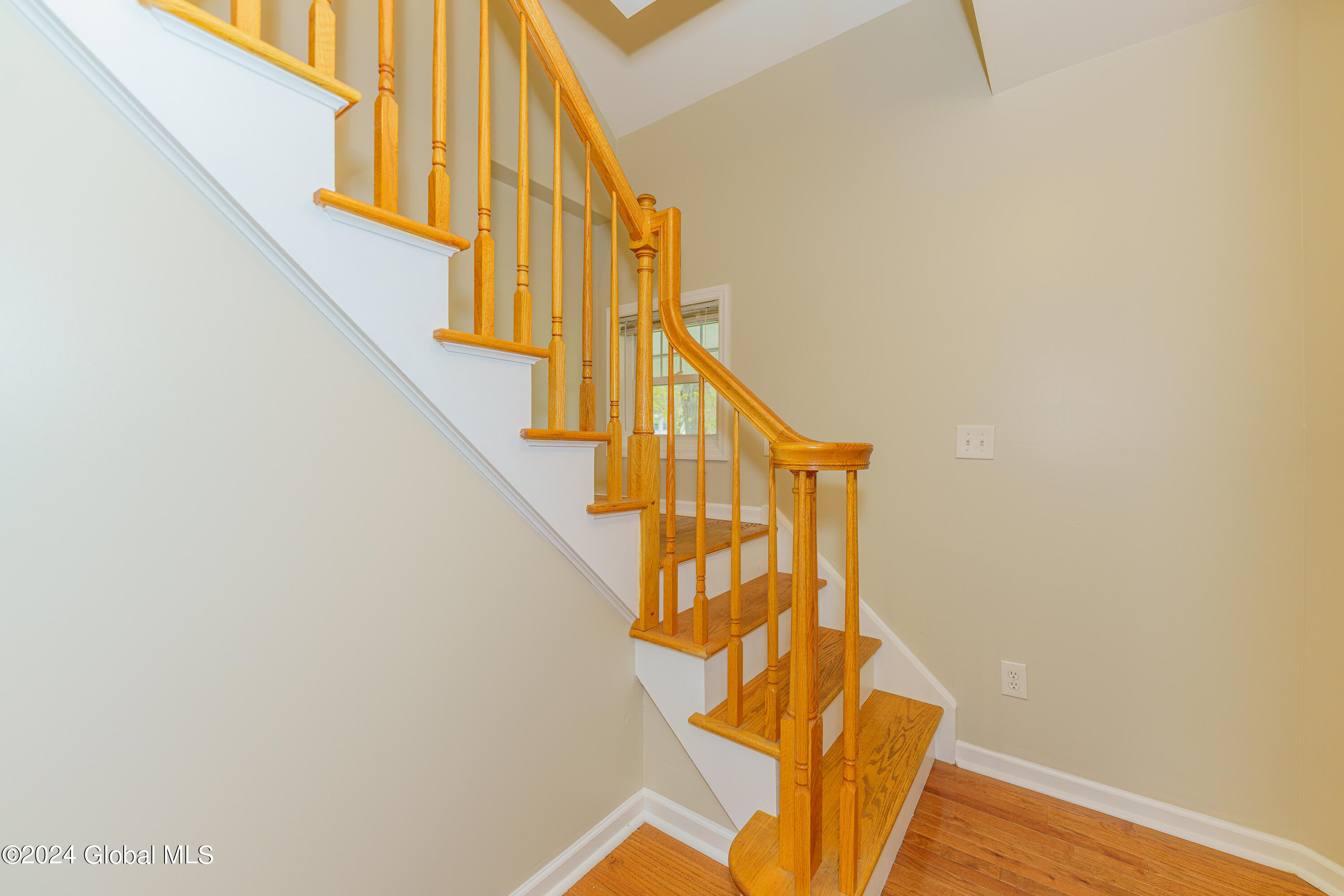 122 Gifford Road Schenectady, NY 12304 - Photo 18 of 38 6 Landing