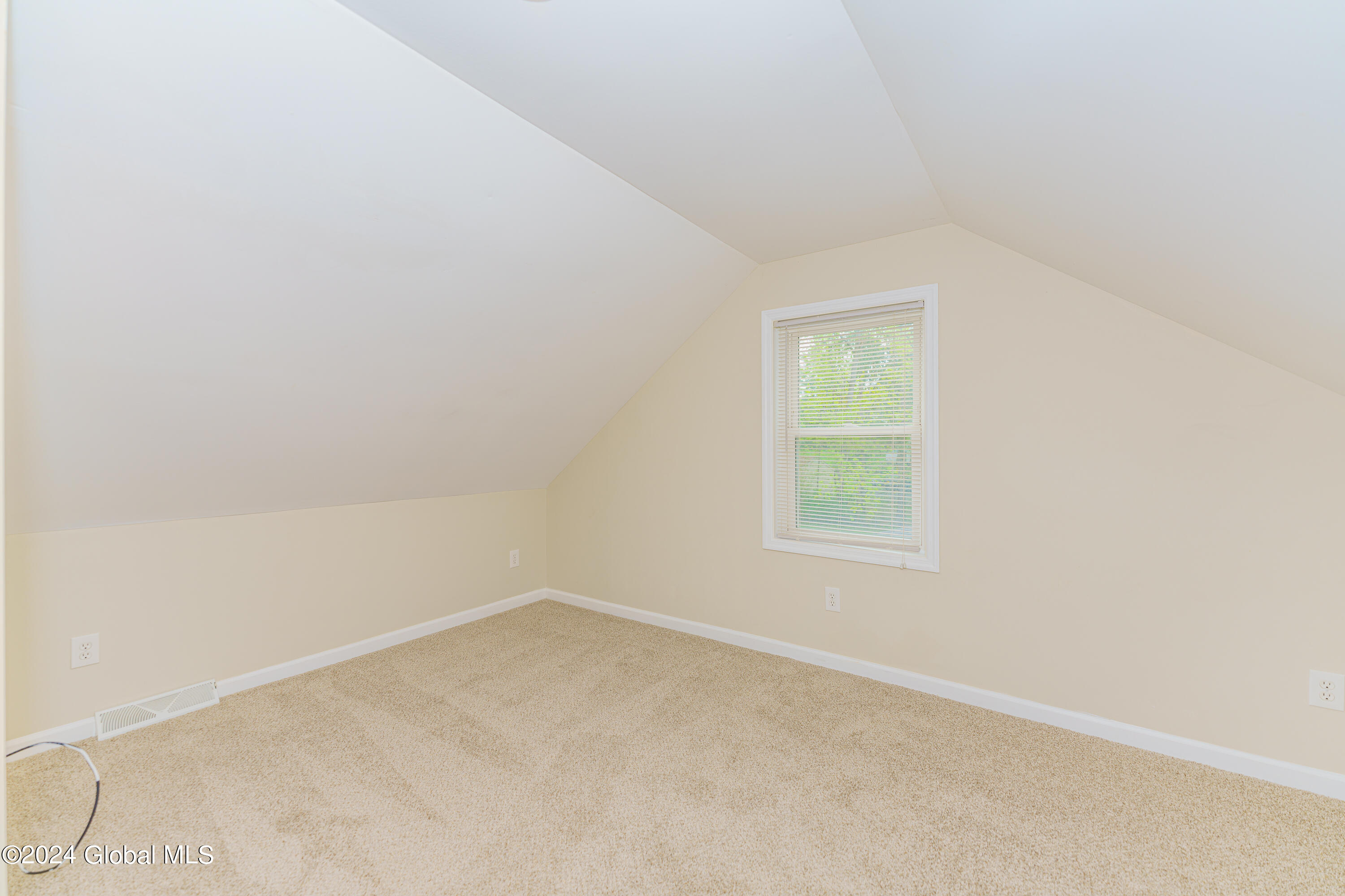 122 Gifford Road Schenectady, NY 12304 - Photo 19 of 38 7 Bedroom up 1