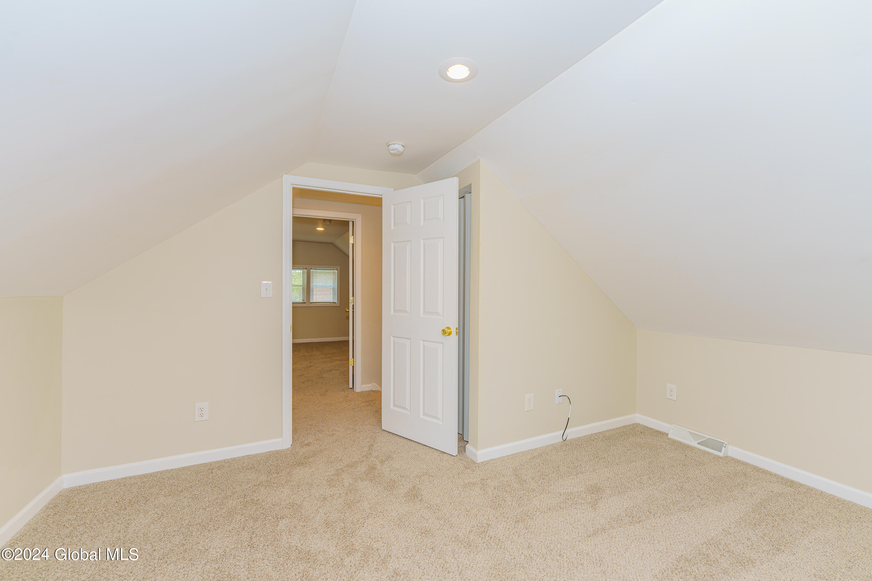 122 Gifford Road Schenectady, NY 12304 - Photo 20 of 38 7 Bedroom up 2