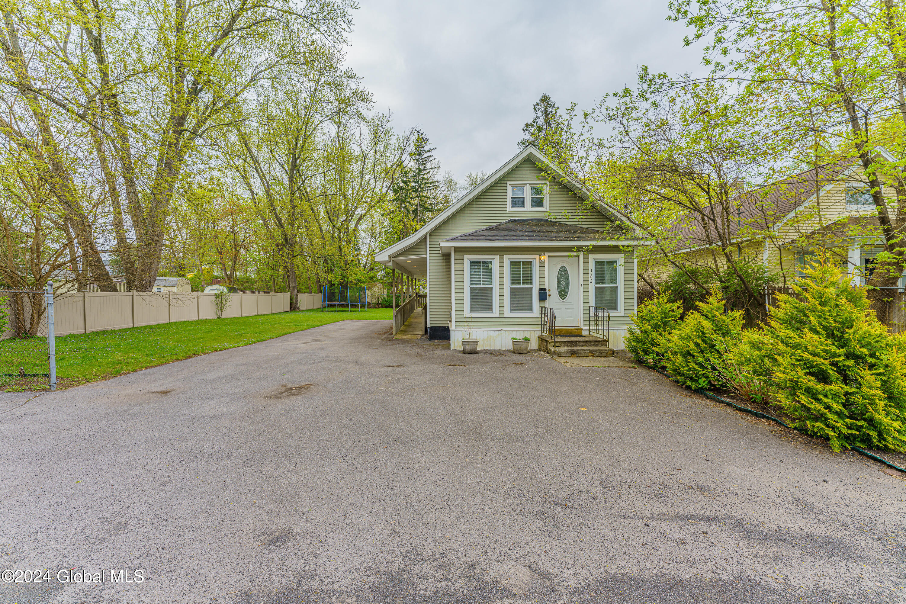 122 Gifford Road Schenectady, NY 12304 - Photo 2 of 38 0 Front 1