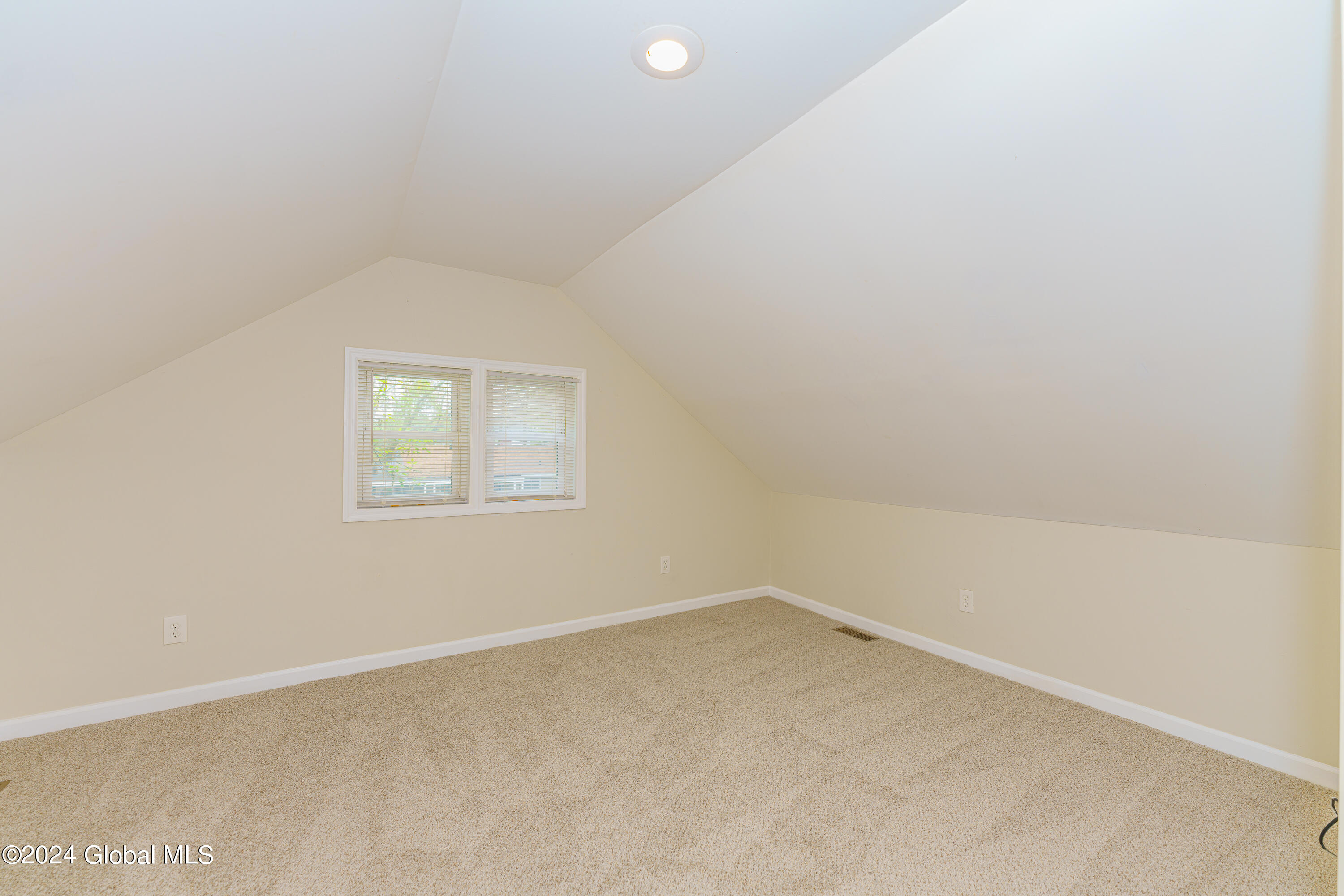 122 Gifford Road Schenectady, NY 12304 - Photo 21 of 38 7 Bedroom up 3