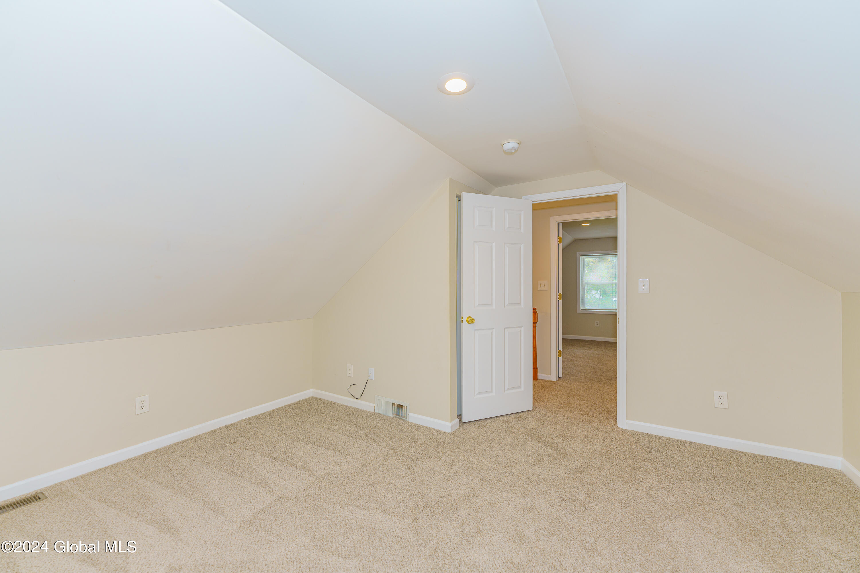 122 Gifford Road Schenectady, NY 12304 - Photo 22 of 38 7 Bedroom up 4