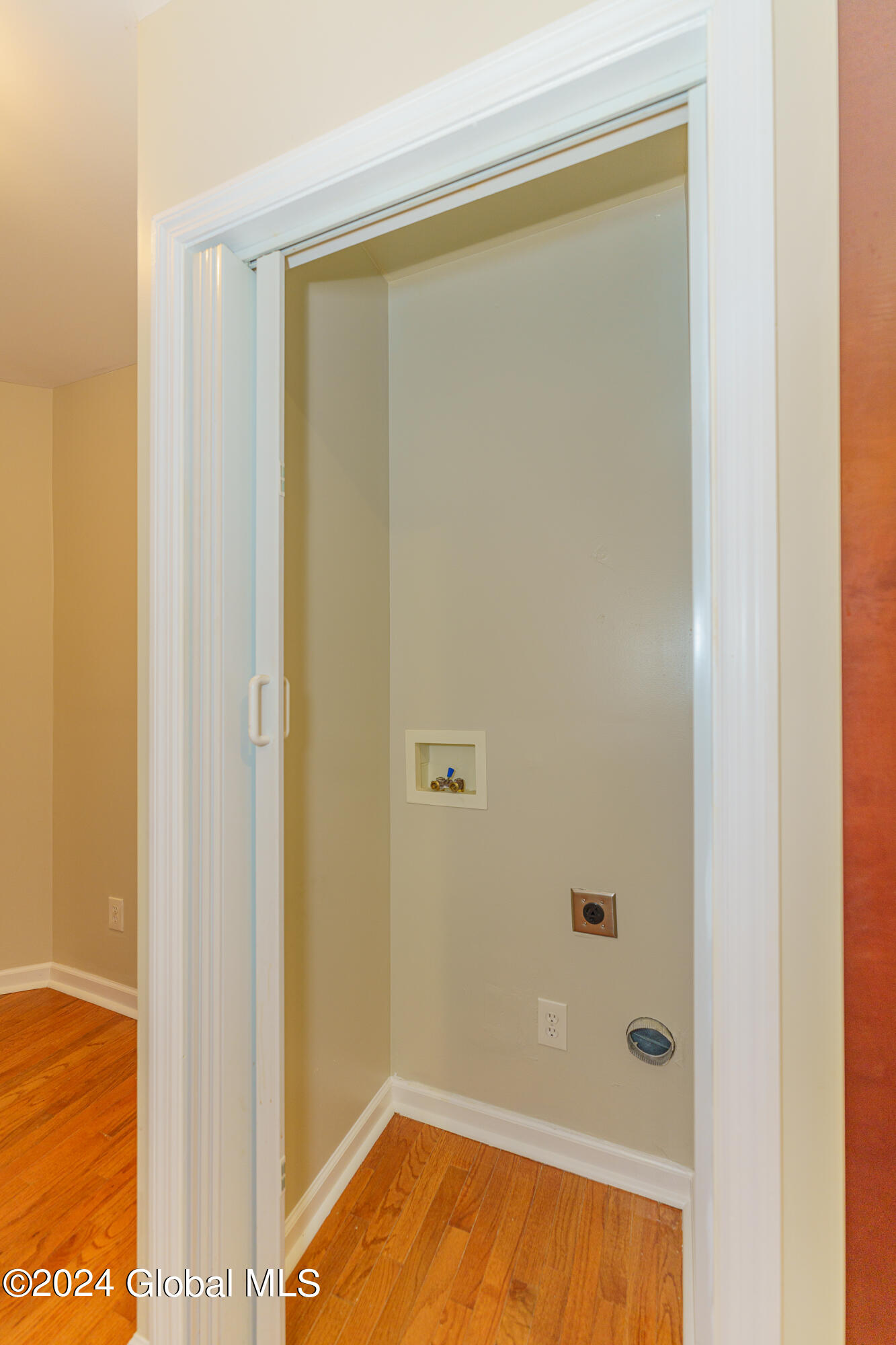 122 Gifford Road Schenectady, NY 12304 - Photo 25 of 38 8 Bathroom 3