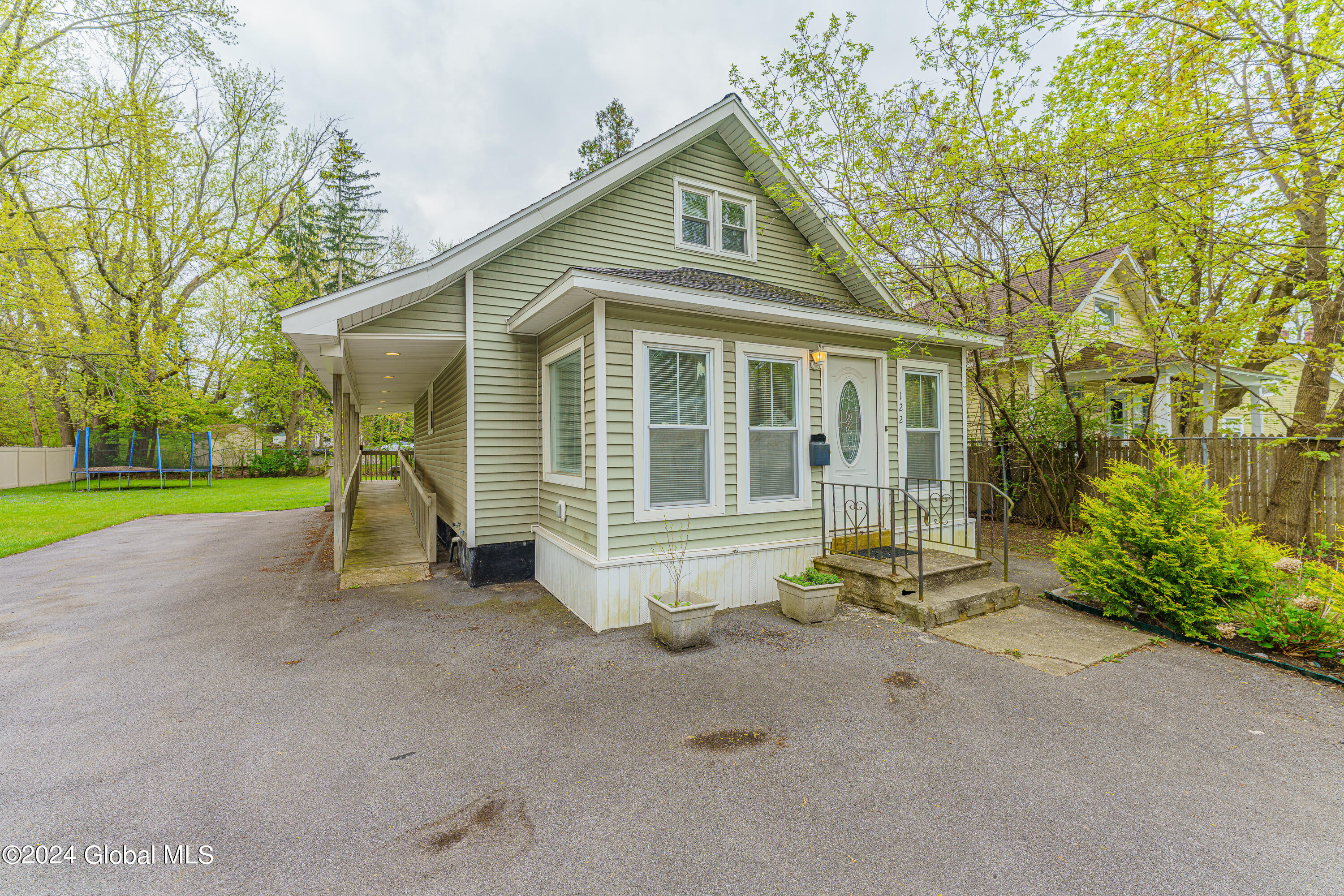 122 Gifford Road Schenectady, NY 12304 - Photo 3 of 38 0 Front 4