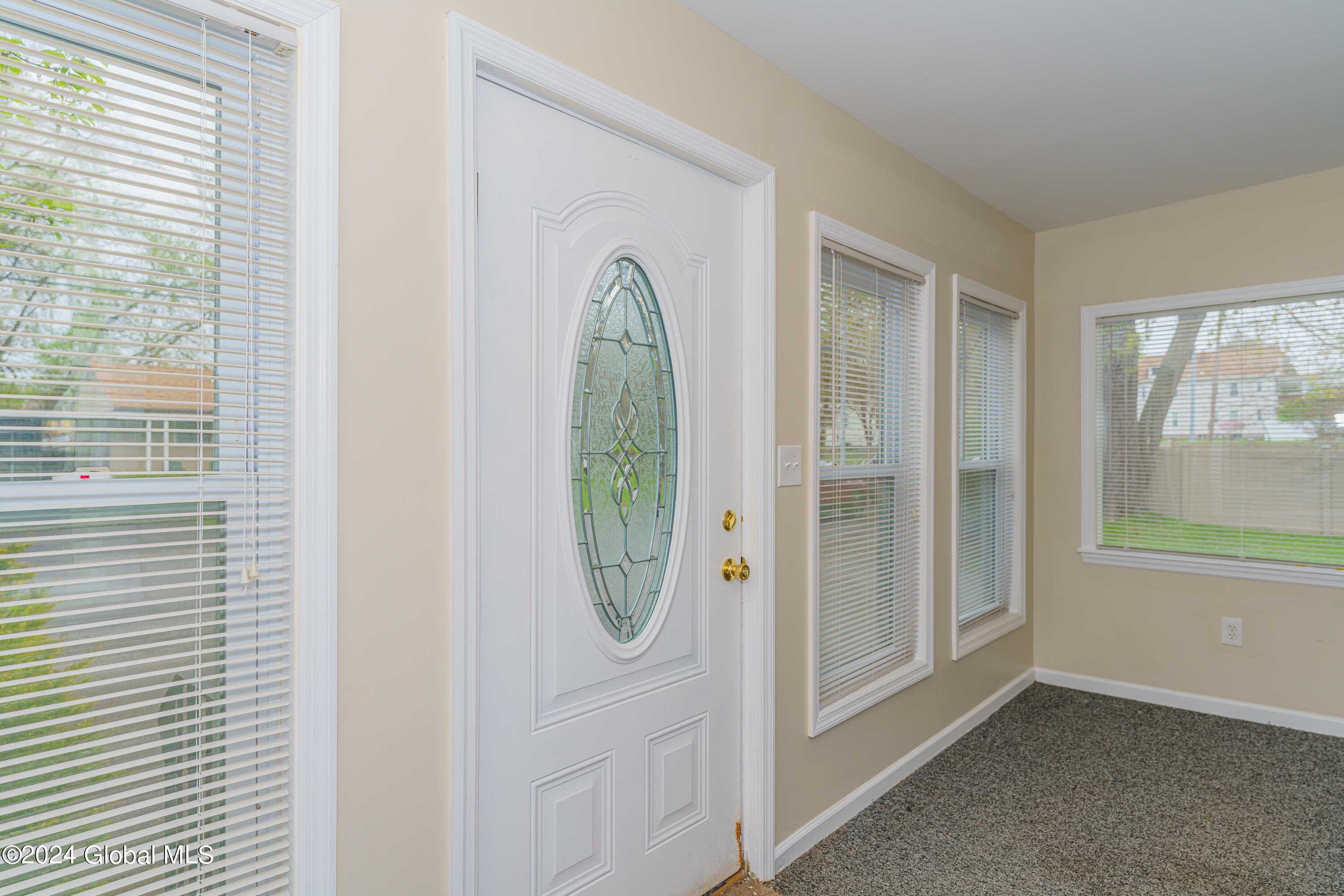 122 Gifford Road Schenectady, NY 12304 - Photo 4 of 38 1 Porch 1