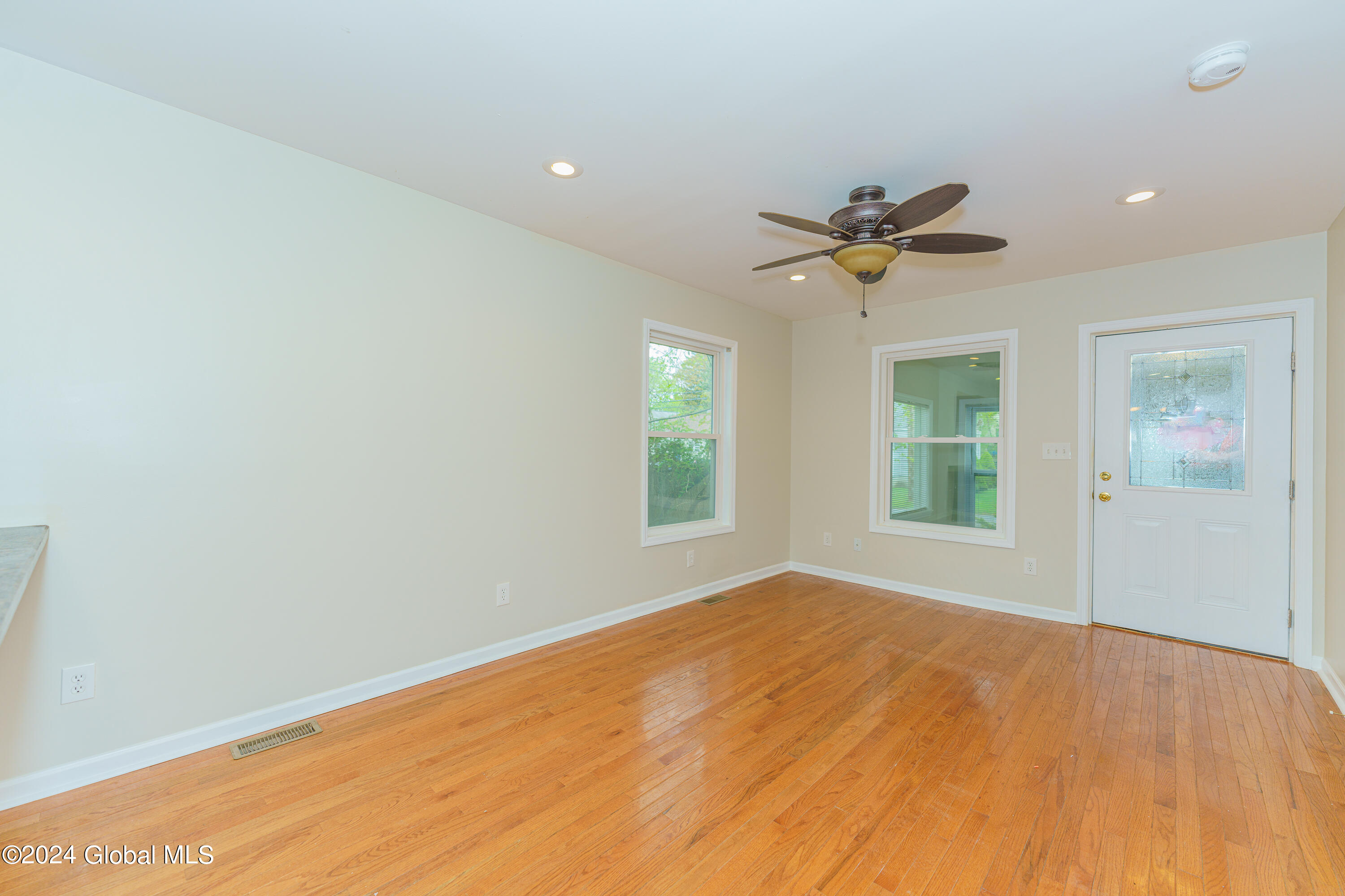 122 Gifford Road Schenectady, NY 12304 - Photo 6 of 38 2 Livingroom 1