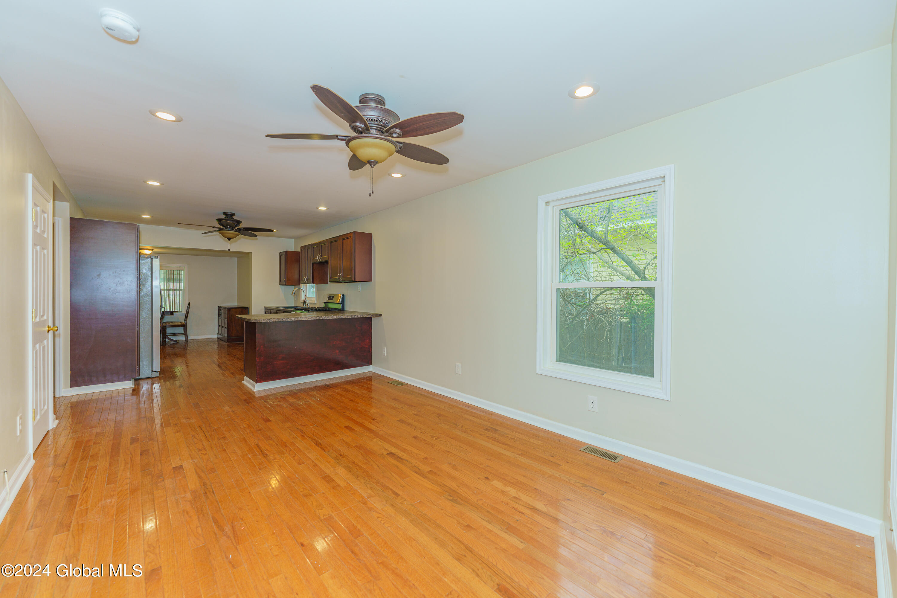 122 Gifford Road Schenectady, NY 12304 - Photo 7 of 38 2 Livingroom 2