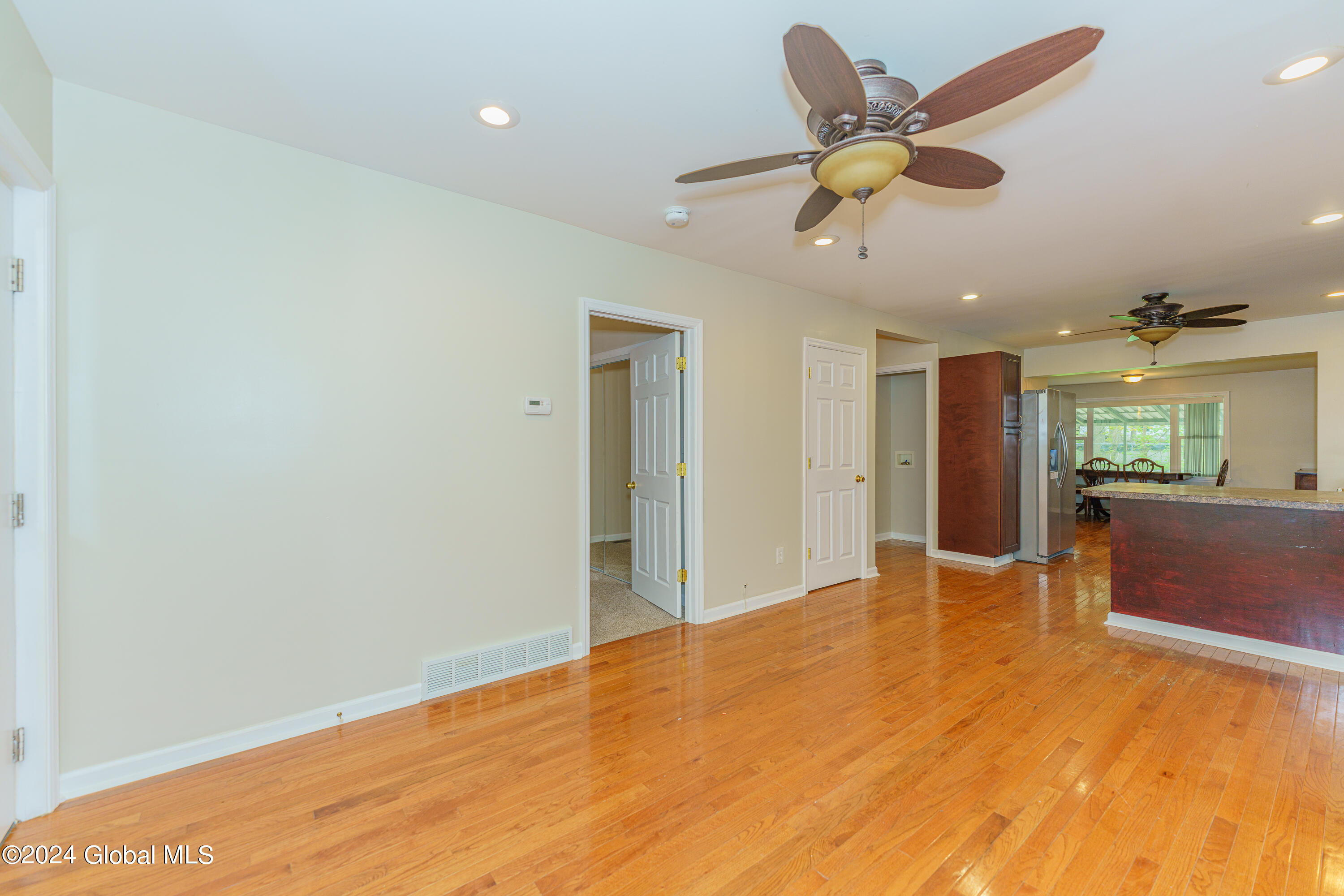 122 Gifford Road Schenectady, NY 12304 - Photo 8 of 38 2 Livingroom 3