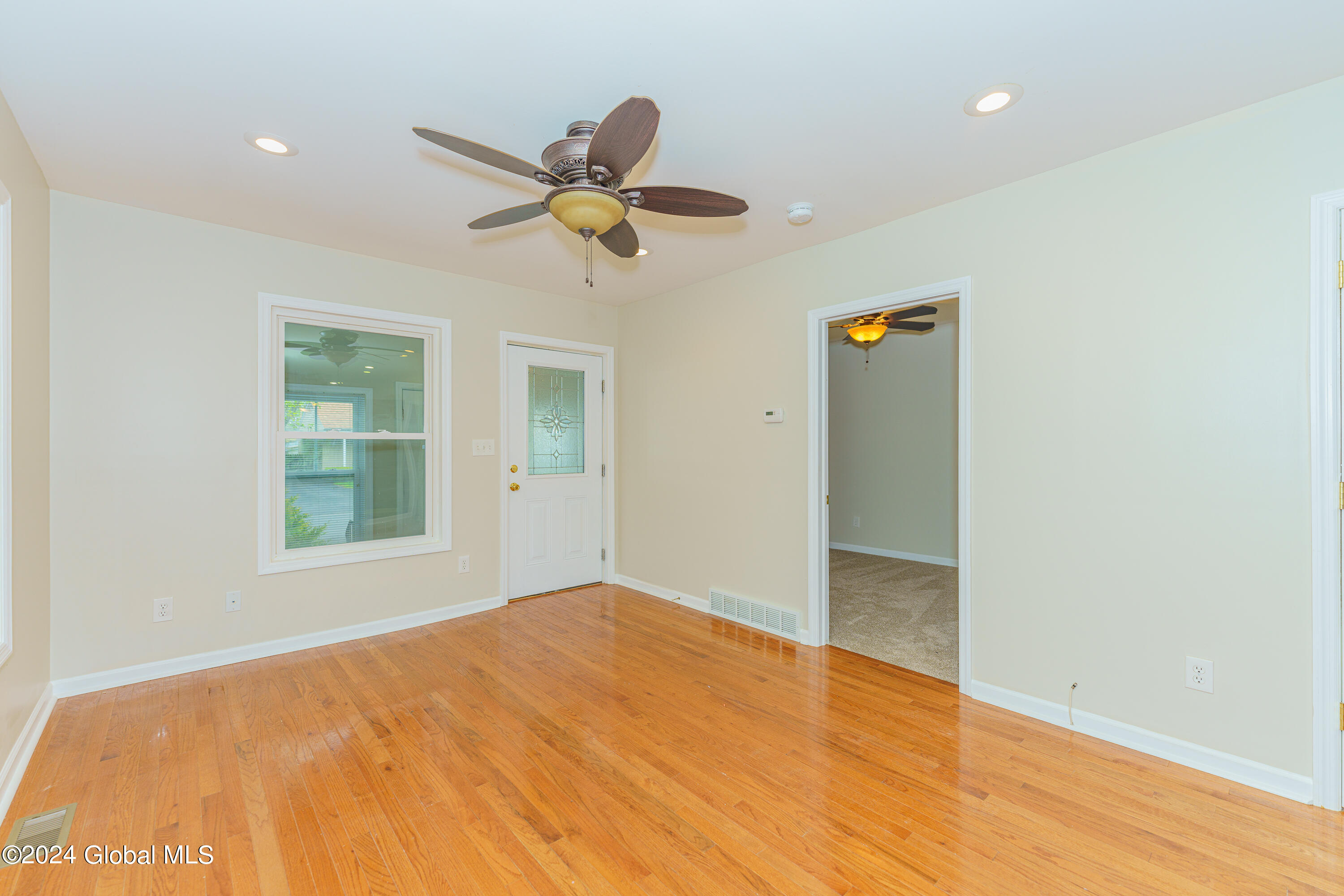 122 Gifford Road Schenectady, NY 12304 - Photo 9 of 38 2 Livingroom 4