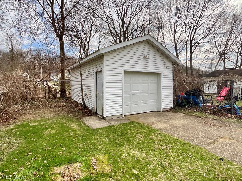 425 Spaulding Street Akron, OH 44310 - Photo 17 of 17 Detached garage featuring driveway