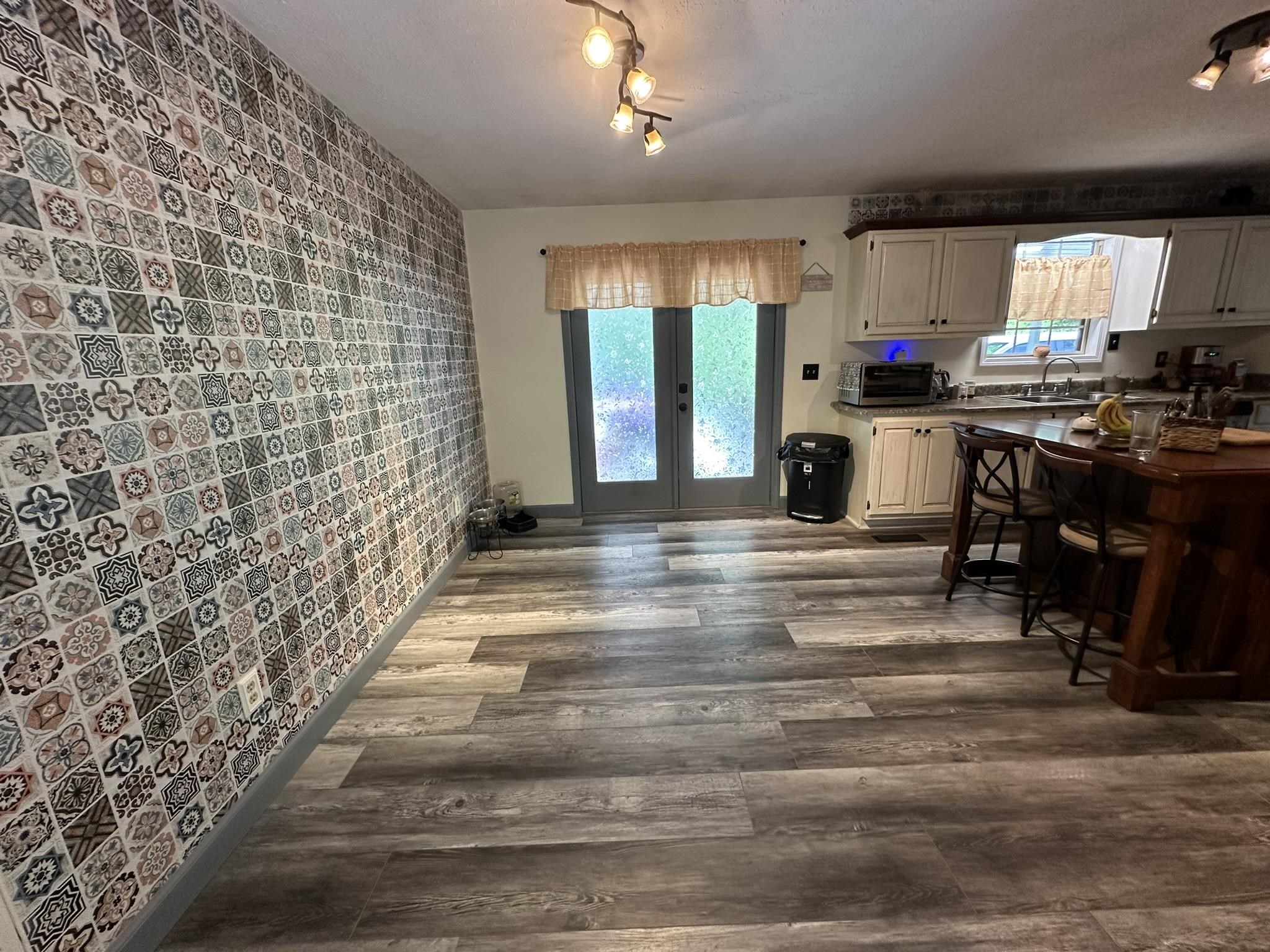 576 Carroll Hollow Road Waynesboro, TN 38485 - Photo 13 of 40 a lobby with furniture and window